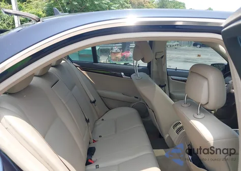 2010 Mercedes-Benz C 300 Luxury/Sport z USA, uszkodzony, nr VIN WDDGF5EB4AR108712